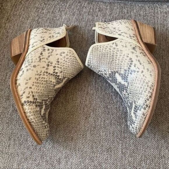 Sofft Abena Cream Leather Snake Print
Comfortable Ankle Boots Women's Size 6 EUC - Picture 7 of 12